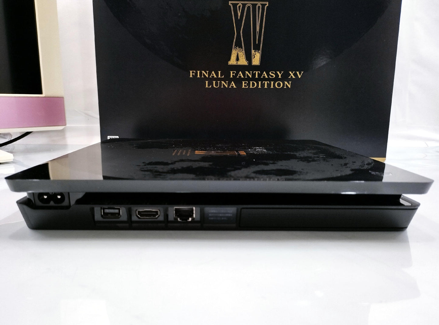 Playstation 4 Slim Final Fantasy XV Luna Edition