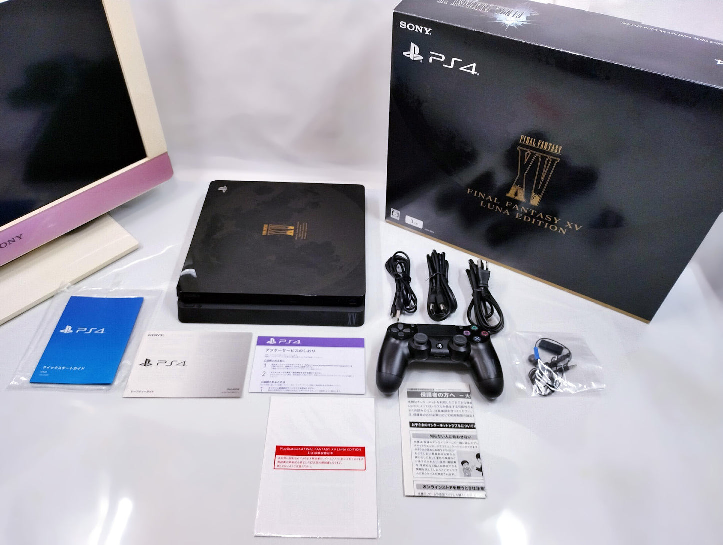 Playstation 4 Slim Final Fantasy XV Luna Edition