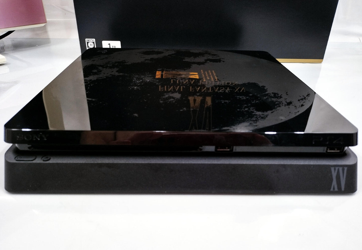 Playstation 4 Slim Final Fantasy XV Luna Edition